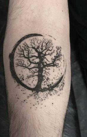 Круг живота тетоважа дрвета