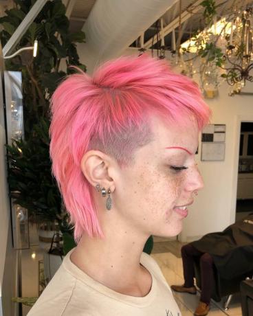 Mullet afeitado rosa punk