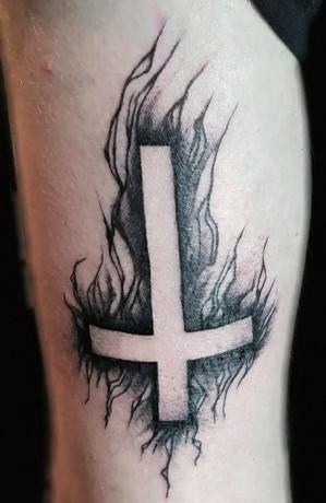 Krížové tetovanie hore nohami