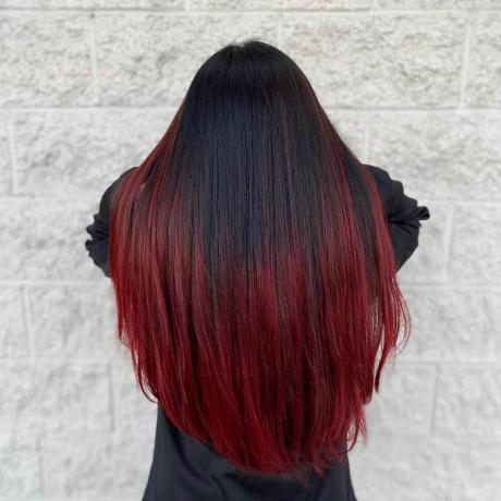 شعر أسود وأحمر