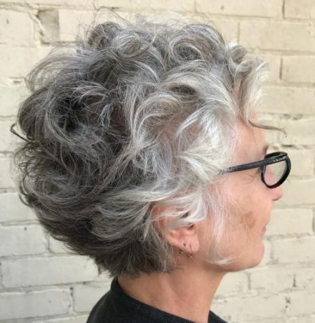 Garbanota pilka šukuosena vyresnio amžiaus moterims