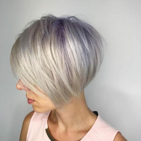 Ultra fialový a platinový pixie pre jemné vlasy
