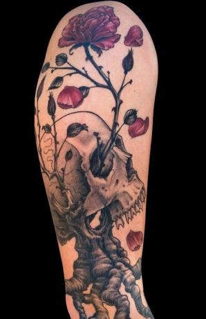 Tetovaža lubanje i cvijeća