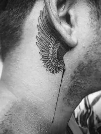 耳のタトゥーの後ろの天使の羽