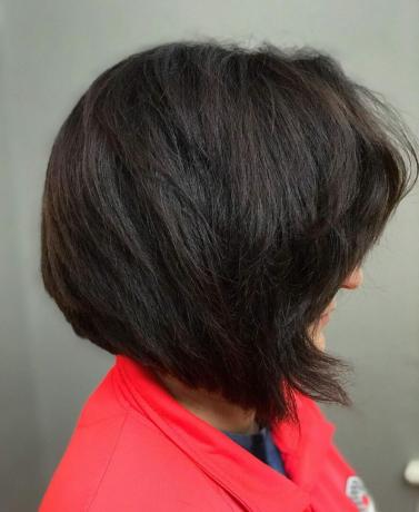 Mantenere un taglio corto per capelli spessi può portare a un aspetto disordinato, ma mantenere il taglio affusolato e stratificato assottiglierebbe un po' i capelli. Ciò lo renderebbe più gestibile e flessibile per vari stili.