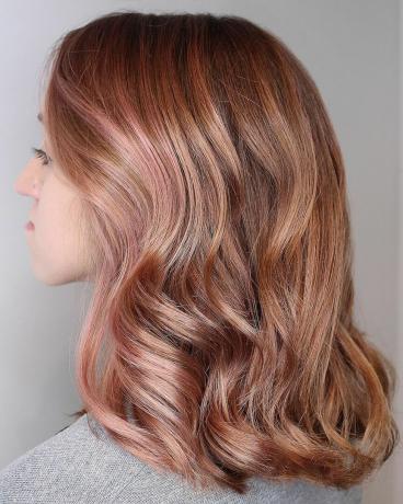 Karamelové blond vlasy s melírom z ružového zlata