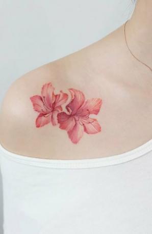 Tetovaža cvetja hibiskusa