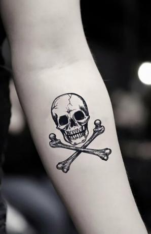 Schedel met gekruiste beenderen tatoeage