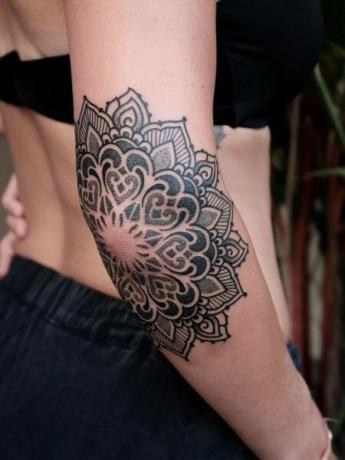 Mandala lakťové tetovanie pre ženy