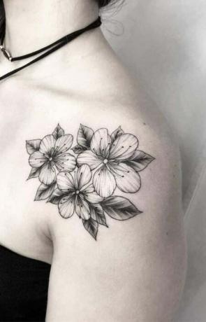 Tatuaggio di fiori di ciliegio in bianco e nero