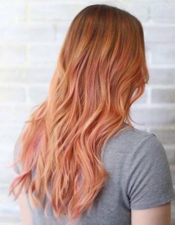 Dolgi bakreni lasje z rožnatimi poudarki
