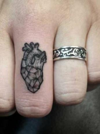 Tetovanie prstom na srdci 
