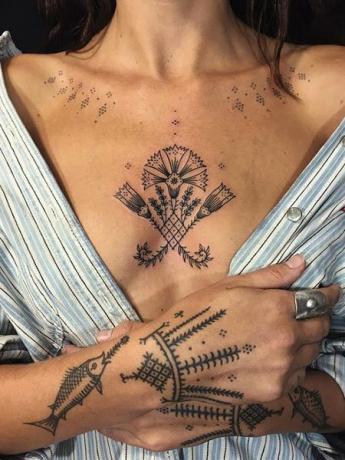 Уникална татуировка на гърдите