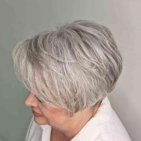Sivi višeslojni pixie bob s mekim valovima za starije žene