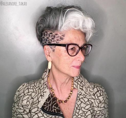 Krátke účesy a okuliare pre ženy nad 60 rokov