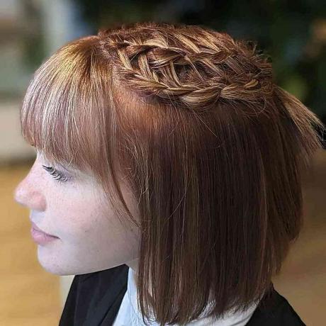前髪と鈍いボブのショートヘアの女の子のためのダークストロベリーブロンド三つ編み