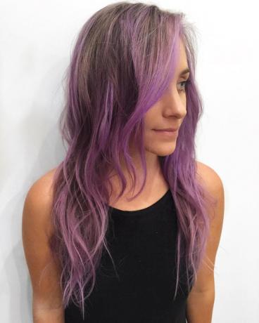 pastelinės violetinės spalvos balayage šviesiai rudiems plaukams