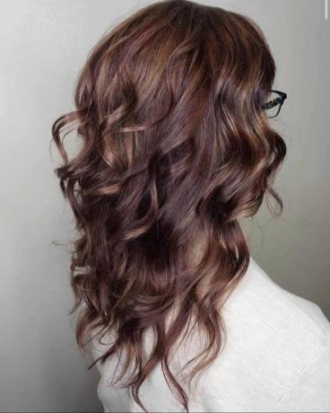 rambut coklat burgundy gelap panjang dengan highlight karamel
