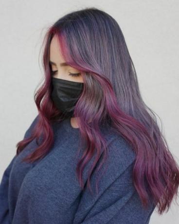紫のフレーミングと灰色の茶色の髪