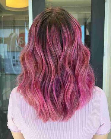 Horká růžová balayage na středně dlouhé vlasy