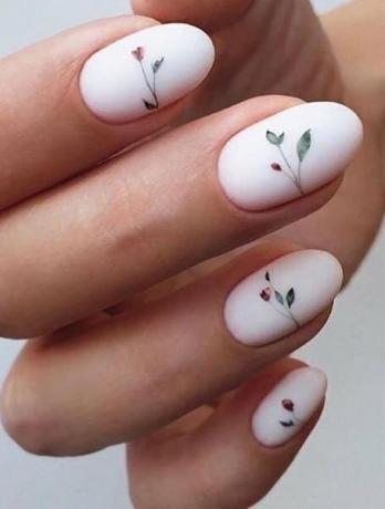 Biely kvetinový dizajn