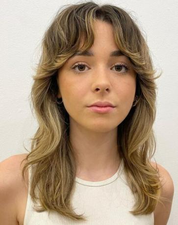 Flipped Out Bangs și Dark Blonde Ombre Highlights