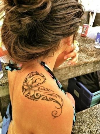 Polynéské tetování na rameno