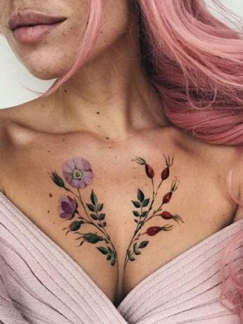 カラフルな胸のタトゥー