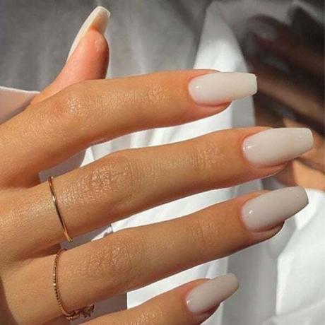 Kremowe białe minimalistyczne paznokcie
