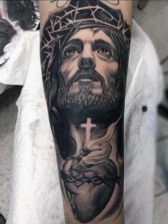 Исусова тетоважа на подлактици 1