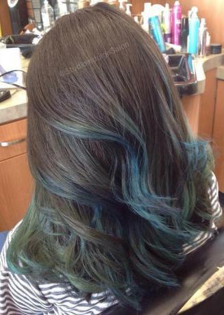 hnedé vlasy s pastelovo modrou balayage