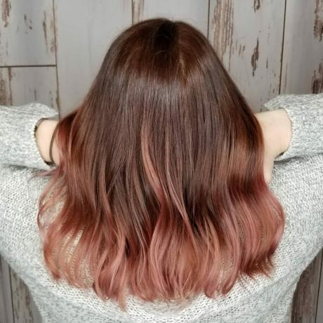 Color de pelo burdeos malva de longitud media