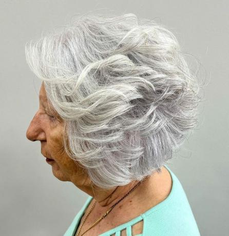 Lühike hall, voolava tekstuuriga bob üle 60-aastastele
