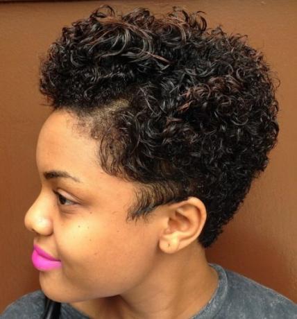 Afro-Amerikan Kısa Kıvırcık Saç Modeli