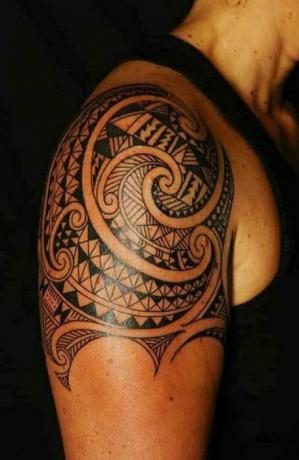 Tatuagem de ombro polinésia