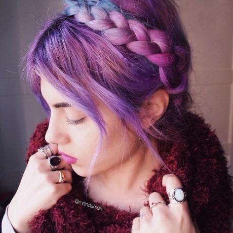Пастельный фиолетовый цвет волос и прическа из косы доярки