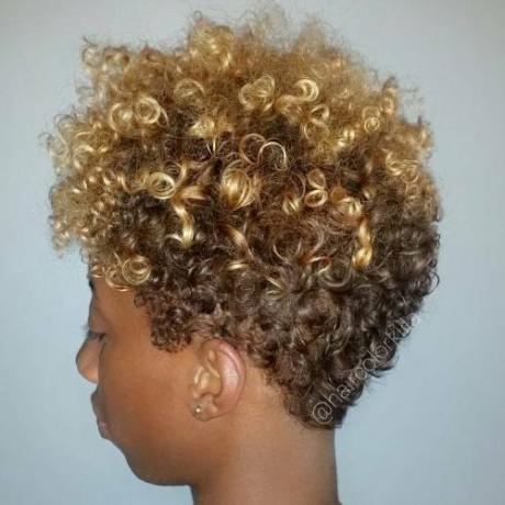 Krátke hnedé blond afro