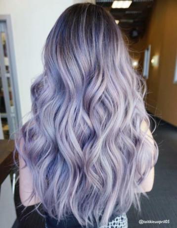 Ilgi pasteliniai purpuriniai plaukai su tamsiomis šaknimis