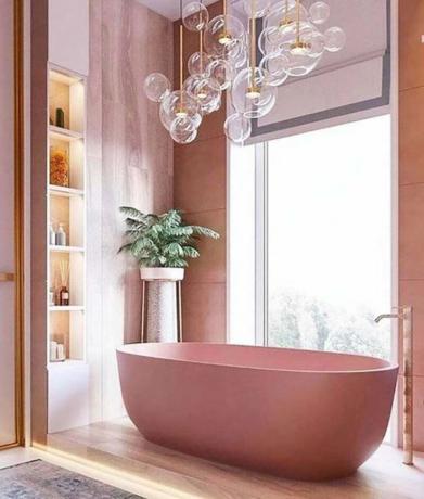 Kylpyhuone vaaleanpunaisilla elementeillä
