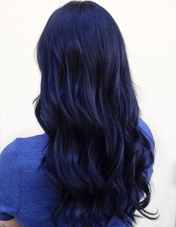 Långt blått svart hår