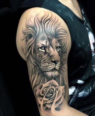 Tatuaż na pół rękawa lwa