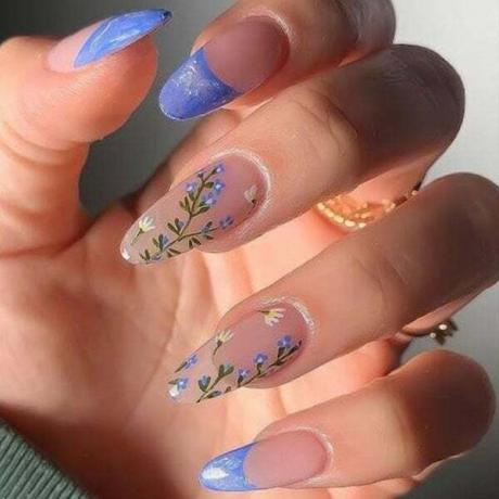 Modré akrylové nechty s kvetinovým vzorom