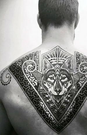 Tatuaż na ramieniu górnej części pleców