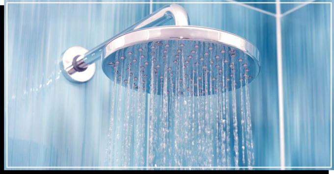 Voda vytekajúca zo sprchovej hlavice