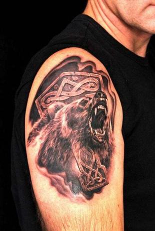 Niedźwiedź pół rękawa tatuaż