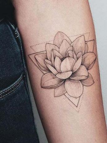 幾何学的な花のタトゥー