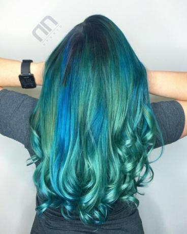 Modrozelené vlasy s modrými odleskami