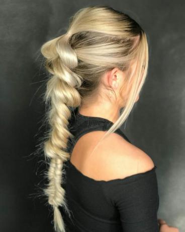 Εικόνα από ένα λαμπερό ξανθό τράβηγμα, αν και πλεκτό promo για μακριά μαλλιά