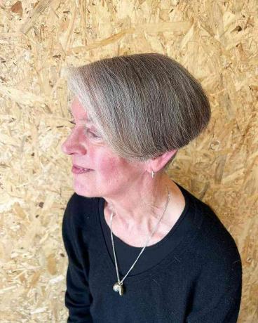 Účes na klín po délce uší pro ženy nad 70 let