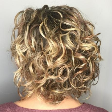 Medium Shaggy Curly Cut med höjdpunkter